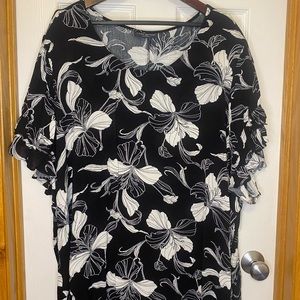 COPY - Lane Bryant short sleeve flutter crew neck crin. Lightly worn, size 34/36